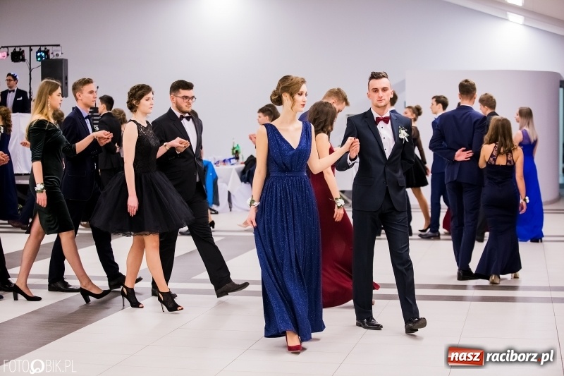 Zdjęcie w galerii na portalu naszraciborz.pl: Bal na 102! Studniówka II LO im. Adama Mickiewicza w Zakrzowie wiadomości z regionu