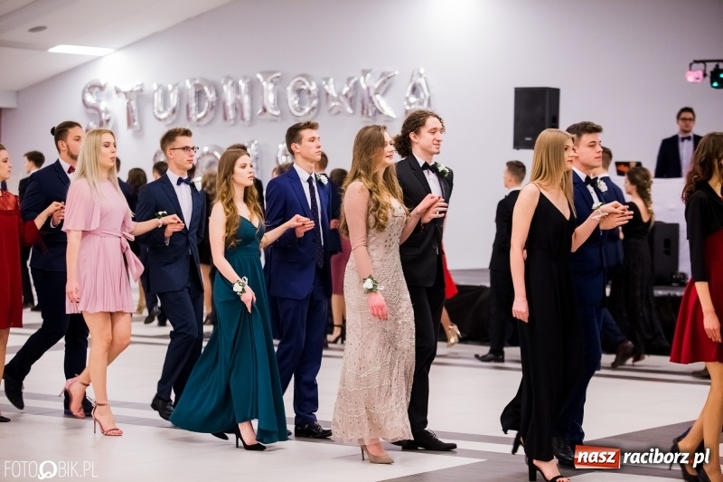 Zdjęcie w galerii na portalu naszraciborz.pl: Bal na 102! Studniówka II LO im. Adama Mickiewicza w Zakrzowie wiadomości z regionu
