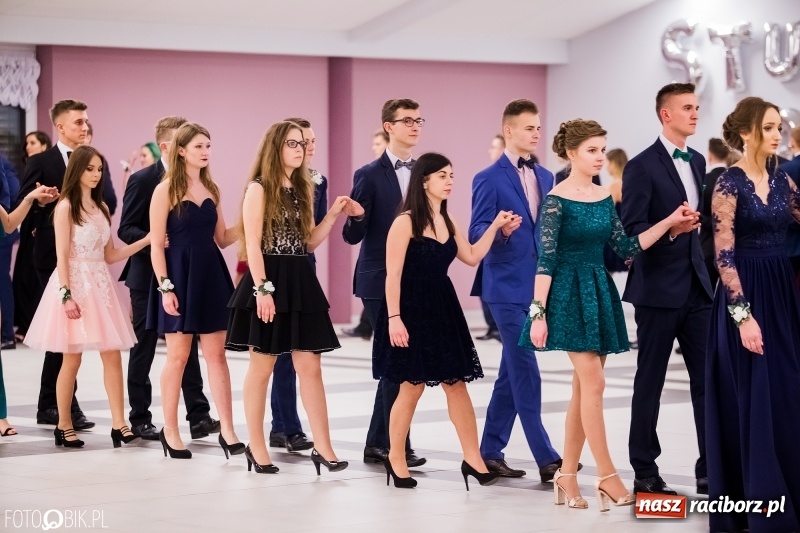 Zdjęcie w galerii na portalu naszraciborz.pl: Bal na 102! Studniówka II LO im. Adama Mickiewicza w Zakrzowie wiadomości z regionu