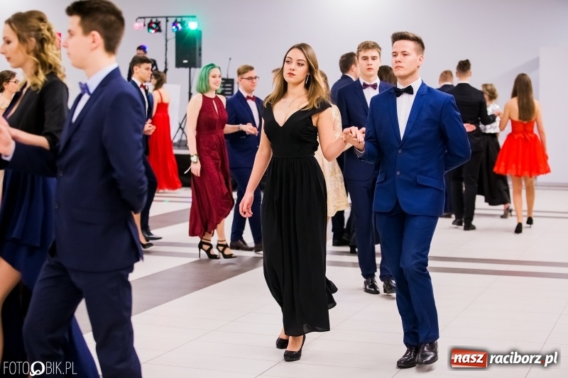 Zdjęcie w galerii na portalu naszraciborz.pl: Bal na 102! Studniówka II LO im. Adama Mickiewicza w Zakrzowie wiadomości z regionu
