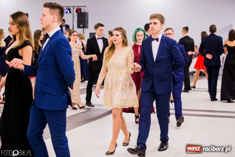 Zdjęcie w galerii na portalu naszraciborz.pl: Bal na 102! Studniówka II LO im. Adama Mickiewicza w Zakrzowie wiadomości z regionu