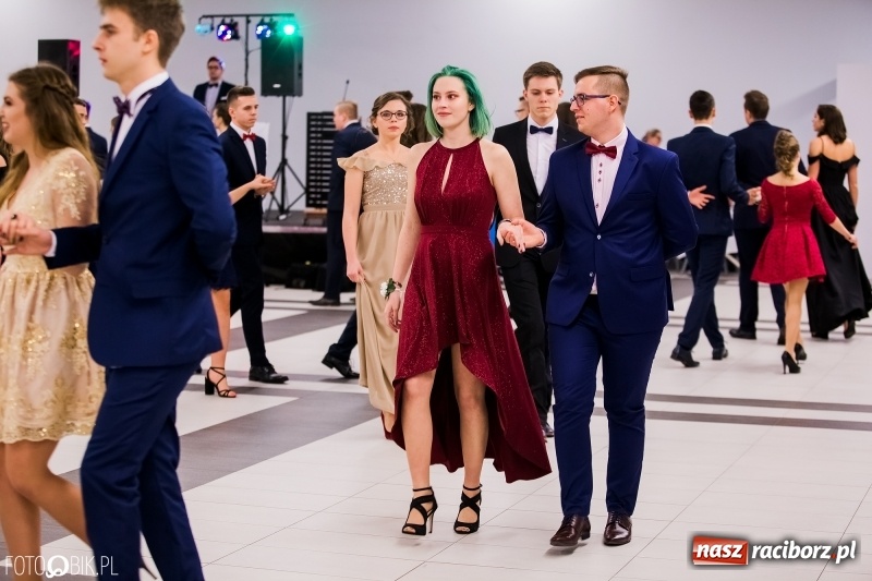 Zdjęcie w galerii na portalu naszraciborz.pl: Bal na 102! Studniówka II LO im. Adama Mickiewicza w Zakrzowie wiadomości z regionu
