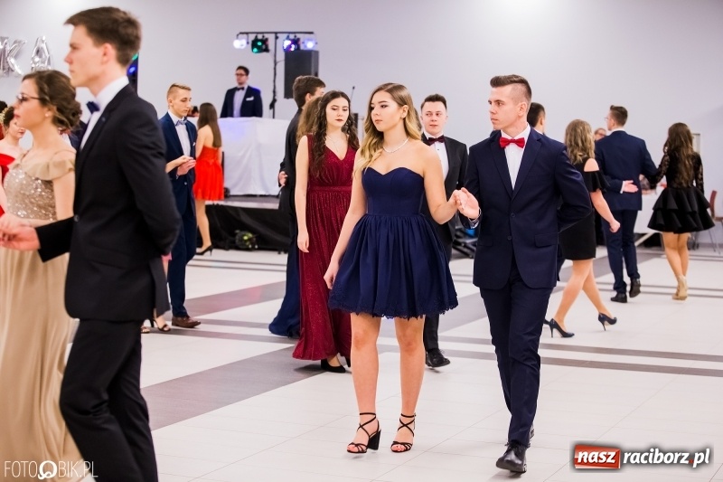 Zdjęcie w galerii na portalu naszraciborz.pl: Bal na 102! Studniówka II LO im. Adama Mickiewicza w Zakrzowie wiadomości z regionu