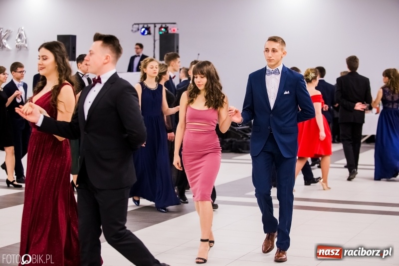 Zdjęcie w galerii na portalu naszraciborz.pl: Bal na 102! Studniówka II LO im. Adama Mickiewicza w Zakrzowie wiadomości z regionu