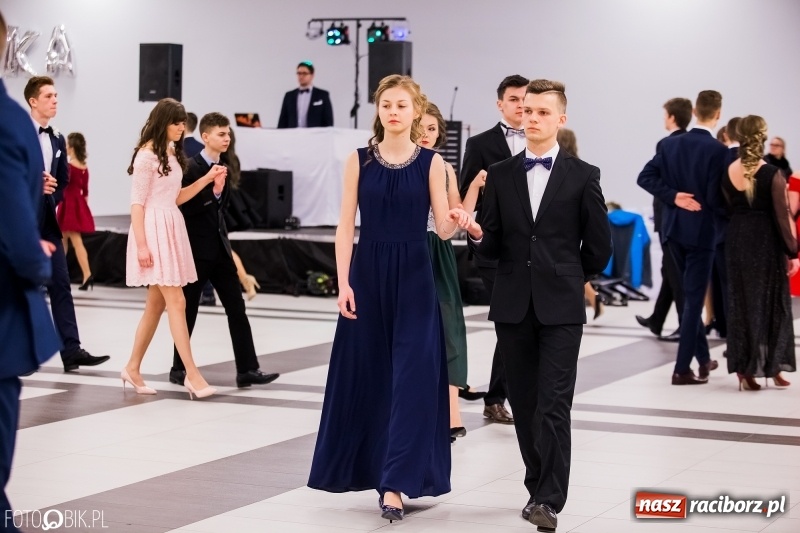 Zdjęcie w galerii na portalu naszraciborz.pl: Bal na 102! Studniówka II LO im. Adama Mickiewicza w Zakrzowie wiadomości z regionu