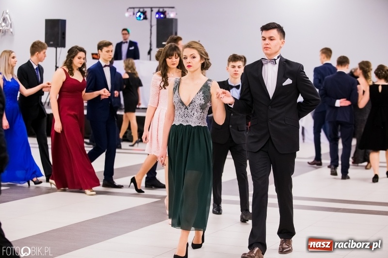 Zdjęcie w galerii na portalu naszraciborz.pl: Bal na 102! Studniówka II LO im. Adama Mickiewicza w Zakrzowie wiadomości z regionu