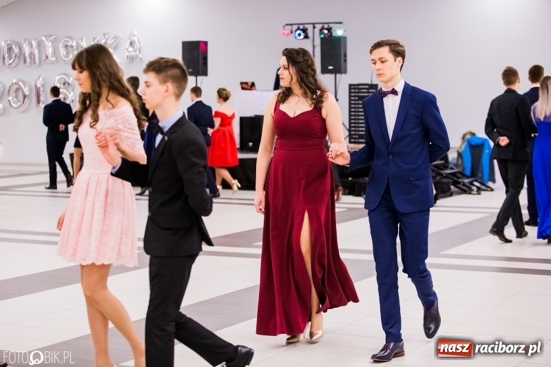 Zdjęcie w galerii na portalu naszraciborz.pl: Bal na 102! Studniówka II LO im. Adama Mickiewicza w Zakrzowie wiadomości z regionu