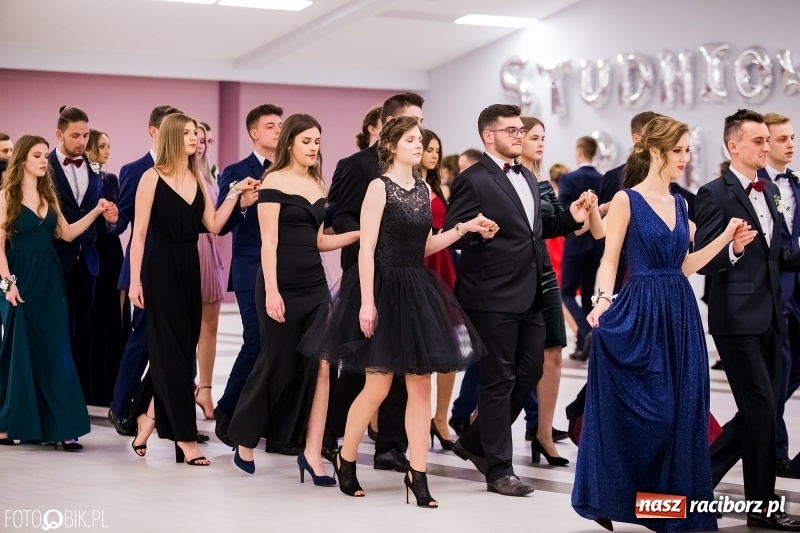 Zdjęcie w galerii na portalu naszraciborz.pl: Bal na 102! Studniówka II LO im. Adama Mickiewicza w Zakrzowie wiadomości z regionu