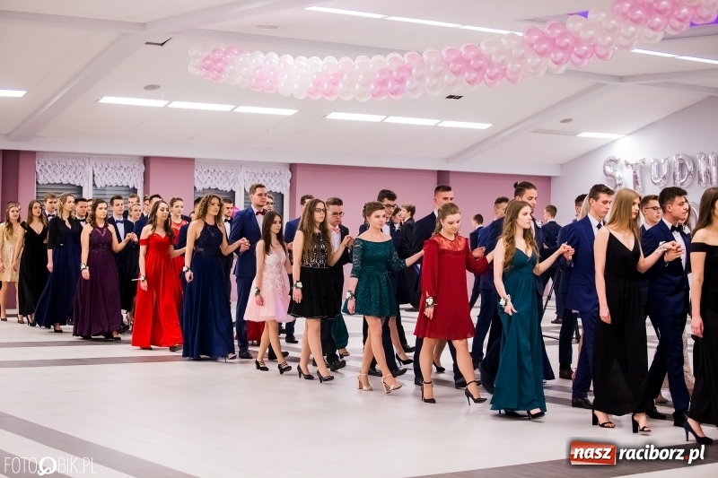 Zdjęcie w galerii na portalu naszraciborz.pl: Bal na 102! Studniówka II LO im. Adama Mickiewicza w Zakrzowie wiadomości z regionu