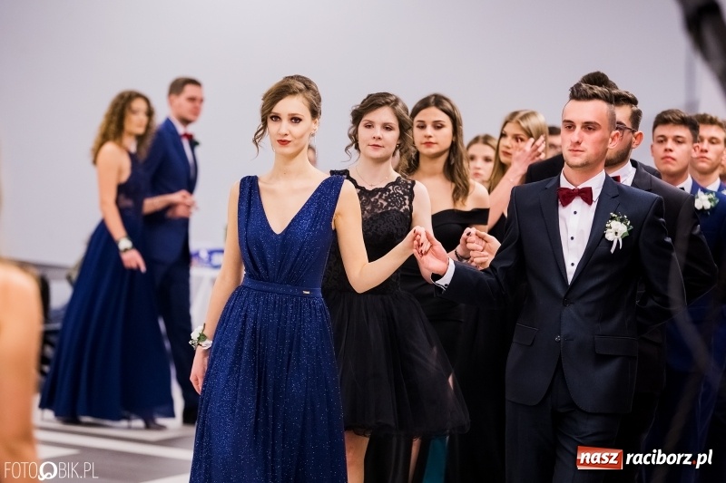 Zdjęcie w galerii na portalu naszraciborz.pl: Bal na 102! Studniówka II LO im. Adama Mickiewicza w Zakrzowie wiadomości z regionu