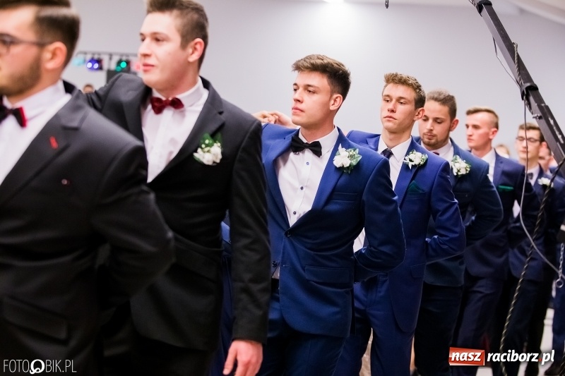 Zdjęcie w galerii na portalu naszraciborz.pl: Bal na 102! Studniówka II LO im. Adama Mickiewicza w Zakrzowie wiadomości z regionu