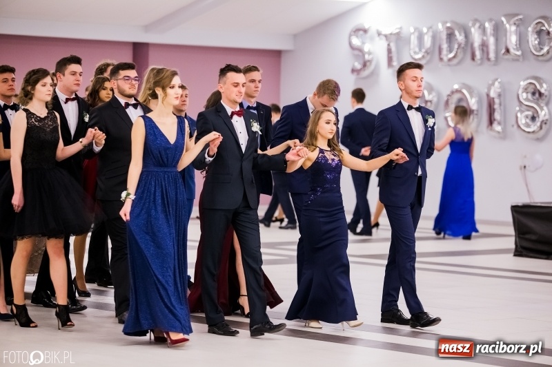 Zdjęcie w galerii na portalu naszraciborz.pl: Bal na 102! Studniówka II LO im. Adama Mickiewicza w Zakrzowie wiadomości z regionu