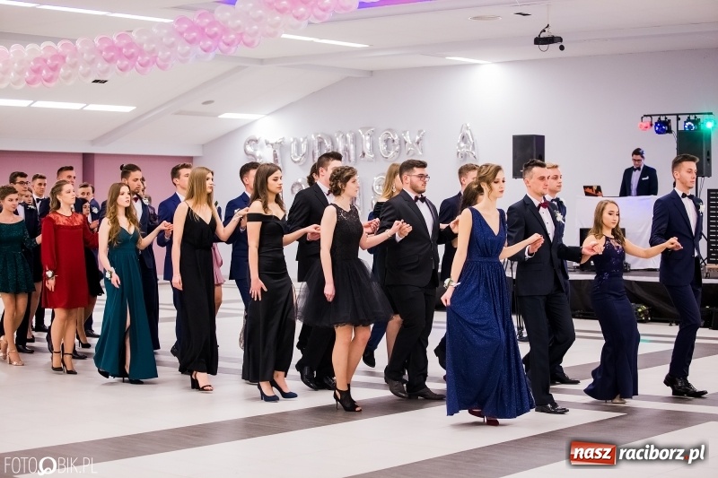 Zdjęcie w galerii na portalu naszraciborz.pl: Bal na 102! Studniówka II LO im. Adama Mickiewicza w Zakrzowie wiadomości z regionu