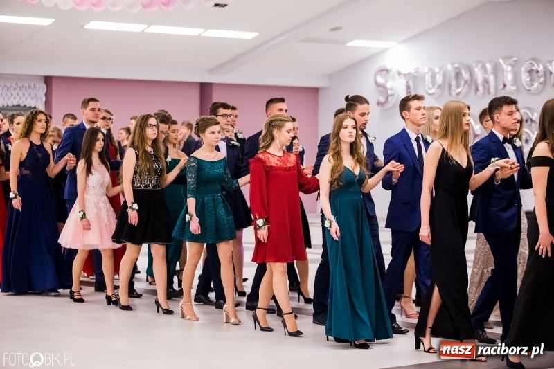 Zdjęcie w galerii na portalu naszraciborz.pl: Bal na 102! Studniówka II LO im. Adama Mickiewicza w Zakrzowie wiadomości z regionu
