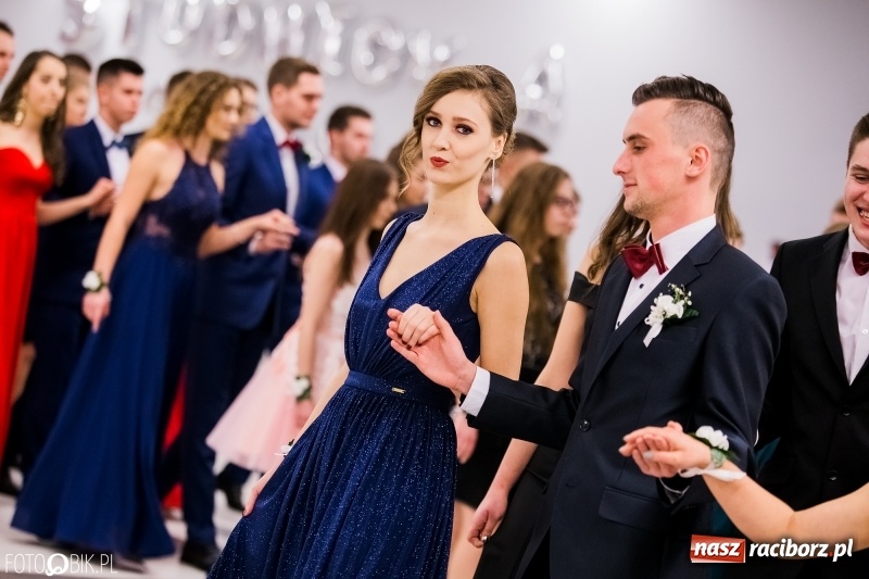 Zdjęcie w galerii na portalu naszraciborz.pl: Bal na 102! Studniówka II LO im. Adama Mickiewicza w Zakrzowie wiadomości z regionu