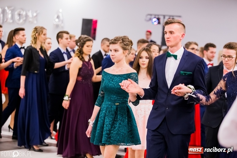 Zdjęcie w galerii na portalu naszraciborz.pl: Bal na 102! Studniówka II LO im. Adama Mickiewicza w Zakrzowie wiadomości z regionu