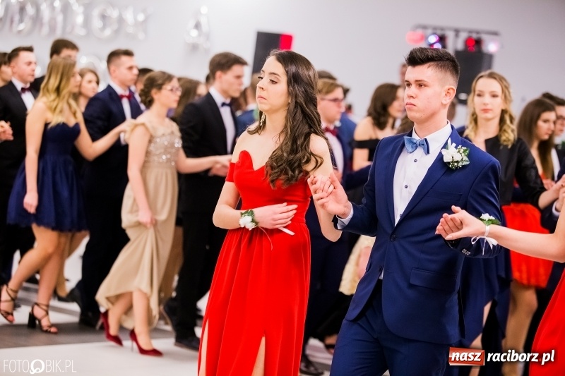 Zdjęcie w galerii na portalu naszraciborz.pl: Bal na 102! Studniówka II LO im. Adama Mickiewicza w Zakrzowie wiadomości z regionu