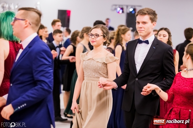 Zdjęcie w galerii na portalu naszraciborz.pl: Bal na 102! Studniówka II LO im. Adama Mickiewicza w Zakrzowie wiadomości z regionu