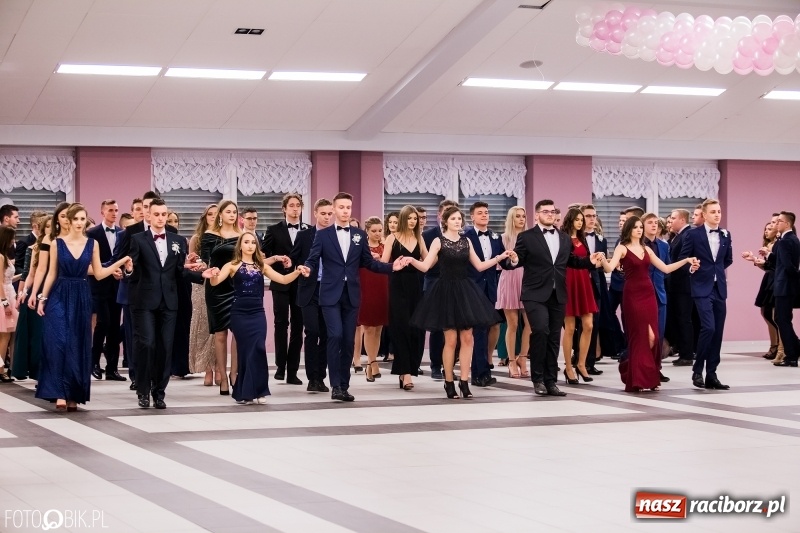 Zdjęcie w galerii na portalu naszraciborz.pl: Bal na 102! Studniówka II LO im. Adama Mickiewicza w Zakrzowie wiadomości z regionu