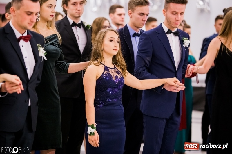 Zdjęcie w galerii na portalu naszraciborz.pl: Bal na 102! Studniówka II LO im. Adama Mickiewicza w Zakrzowie wiadomości z regionu