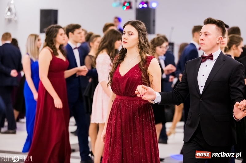 Zdjęcie w galerii na portalu naszraciborz.pl: Bal na 102! Studniówka II LO im. Adama Mickiewicza w Zakrzowie wiadomości z regionu