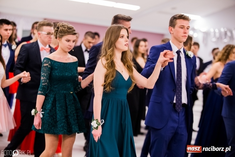 Zdjęcie w galerii na portalu naszraciborz.pl: Bal na 102! Studniówka II LO im. Adama Mickiewicza w Zakrzowie wiadomości z regionu