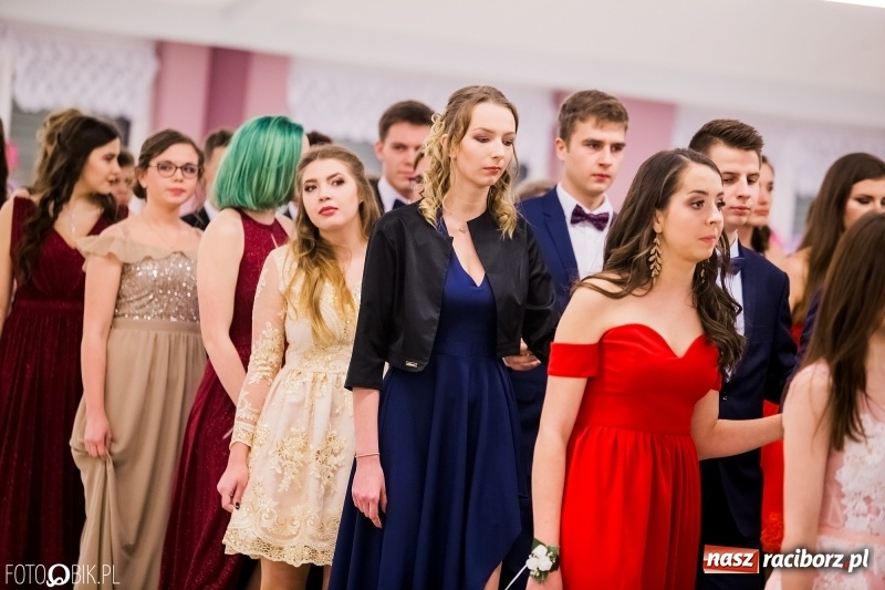 Zdjęcie w galerii na portalu naszraciborz.pl: Bal na 102! Studniówka II LO im. Adama Mickiewicza w Zakrzowie wiadomości z regionu