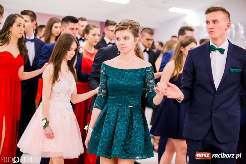 Zdjęcie w galerii na portalu naszraciborz.pl: Bal na 102! Studniówka II LO im. Adama Mickiewicza w Zakrzowie wiadomości z regionu