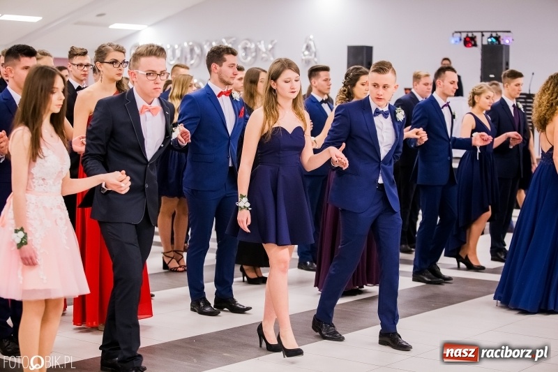 Zdjęcie w galerii na portalu naszraciborz.pl: Bal na 102! Studniówka II LO im. Adama Mickiewicza w Zakrzowie wiadomości z regionu