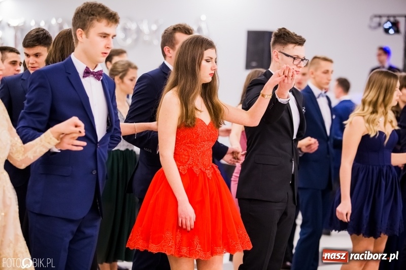 Zdjęcie w galerii na portalu naszraciborz.pl: Bal na 102! Studniówka II LO im. Adama Mickiewicza w Zakrzowie wiadomości z regionu