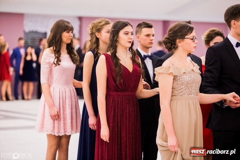 Zdjęcie w galerii na portalu naszraciborz.pl: Bal na 102! Studniówka II LO im. Adama Mickiewicza w Zakrzowie wiadomości z regionu