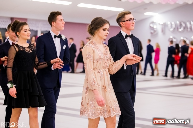 Zdjęcie w galerii na portalu naszraciborz.pl: Bal na 102! Studniówka II LO im. Adama Mickiewicza w Zakrzowie wiadomości z regionu