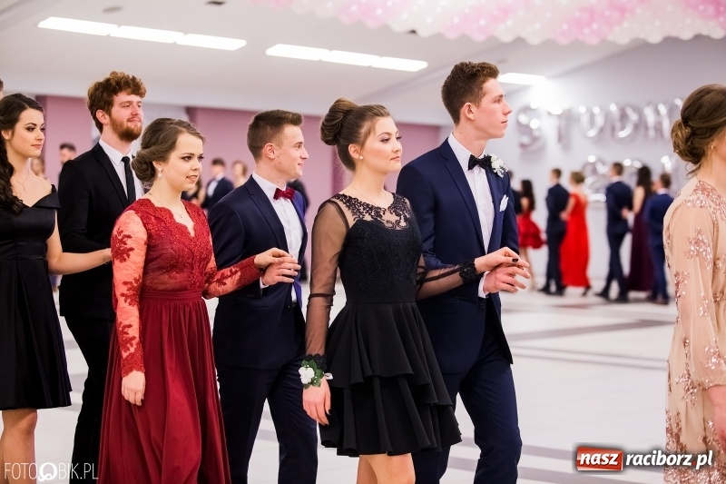 Zdjęcie w galerii na portalu naszraciborz.pl: Bal na 102! Studniówka II LO im. Adama Mickiewicza w Zakrzowie wiadomości z regionu