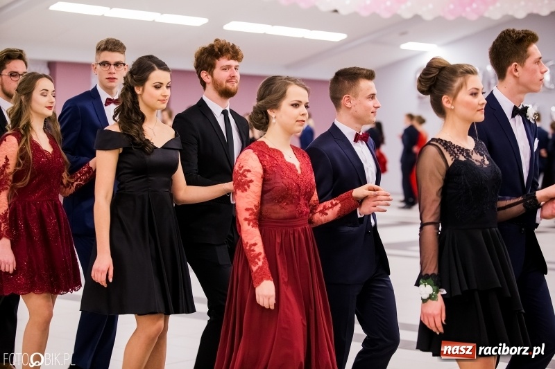 Zdjęcie w galerii na portalu naszraciborz.pl: Bal na 102! Studniówka II LO im. Adama Mickiewicza w Zakrzowie wiadomości z regionu