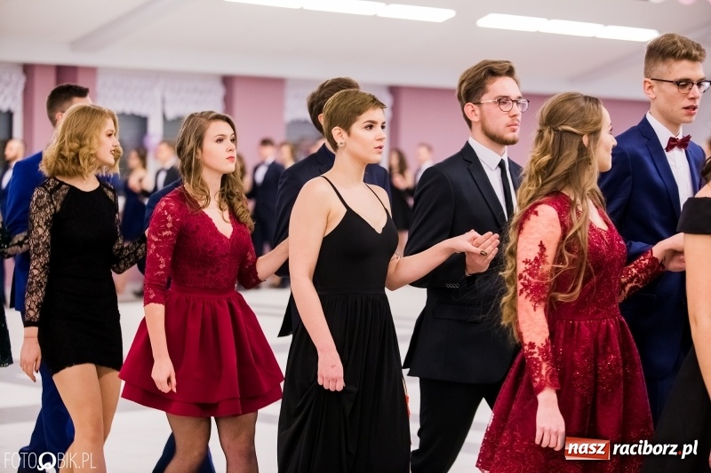 Zdjęcie w galerii na portalu naszraciborz.pl: Bal na 102! Studniówka II LO im. Adama Mickiewicza w Zakrzowie wiadomości z regionu