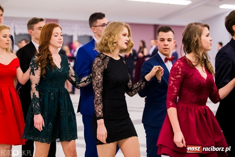 Zdjęcie w galerii na portalu naszraciborz.pl: Bal na 102! Studniówka II LO im. Adama Mickiewicza w Zakrzowie wiadomości z regionu
