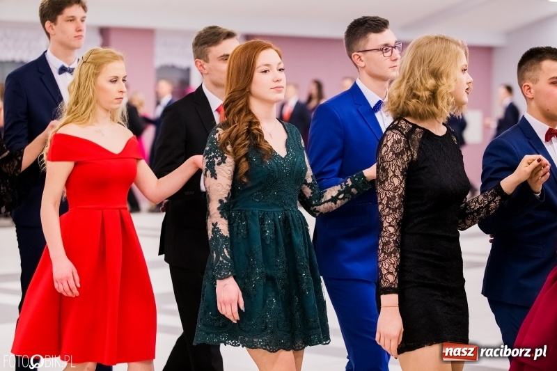 Zdjęcie w galerii na portalu naszraciborz.pl: Bal na 102! Studniówka II LO im. Adama Mickiewicza w Zakrzowie wiadomości z regionu