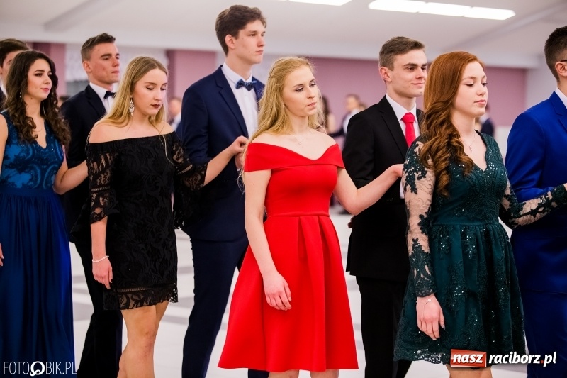 Zdjęcie w galerii na portalu naszraciborz.pl: Bal na 102! Studniówka II LO im. Adama Mickiewicza w Zakrzowie wiadomości z regionu