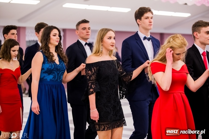 Zdjęcie w galerii na portalu naszraciborz.pl: Bal na 102! Studniówka II LO im. Adama Mickiewicza w Zakrzowie wiadomości z regionu