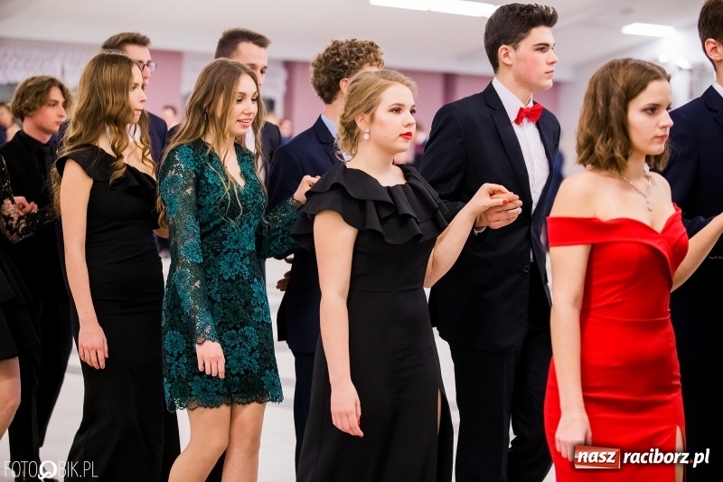 Zdjęcie w galerii na portalu naszraciborz.pl: Bal na 102! Studniówka II LO im. Adama Mickiewicza w Zakrzowie wiadomości z regionu