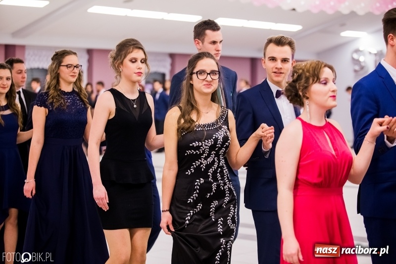 Zdjęcie w galerii na portalu naszraciborz.pl: Bal na 102! Studniówka II LO im. Adama Mickiewicza w Zakrzowie wiadomości z regionu