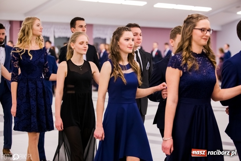 Zdjęcie w galerii na portalu naszraciborz.pl: Bal na 102! Studniówka II LO im. Adama Mickiewicza w Zakrzowie wiadomości z regionu