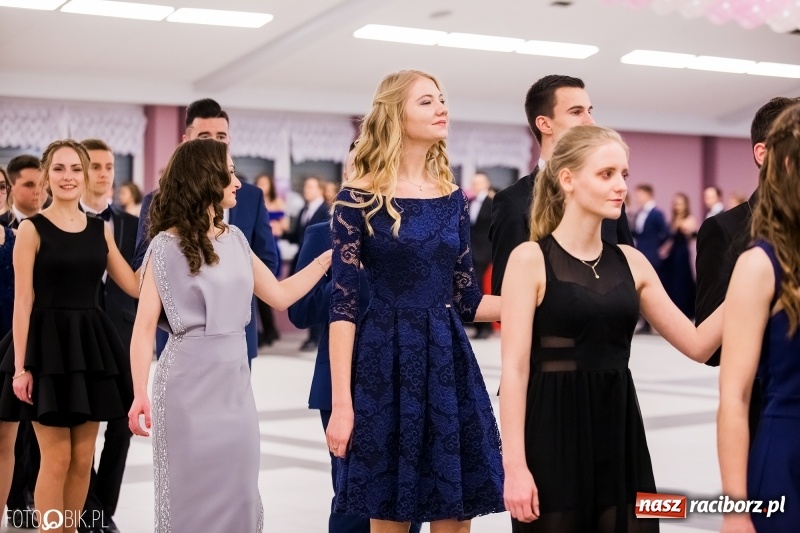 Zdjęcie w galerii na portalu naszraciborz.pl: Bal na 102! Studniówka II LO im. Adama Mickiewicza w Zakrzowie wiadomości z regionu