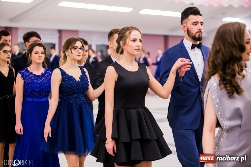 Zdjęcie w galerii na portalu naszraciborz.pl: Bal na 102! Studniówka II LO im. Adama Mickiewicza w Zakrzowie wiadomości z regionu
