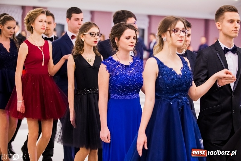 Zdjęcie w galerii na portalu naszraciborz.pl: Bal na 102! Studniówka II LO im. Adama Mickiewicza w Zakrzowie wiadomości z regionu