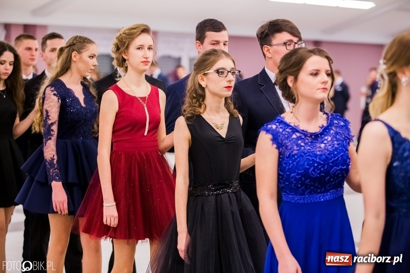 Zdjęcie w galerii na portalu naszraciborz.pl: Bal na 102! Studniówka II LO im. Adama Mickiewicza w Zakrzowie wiadomości z regionu