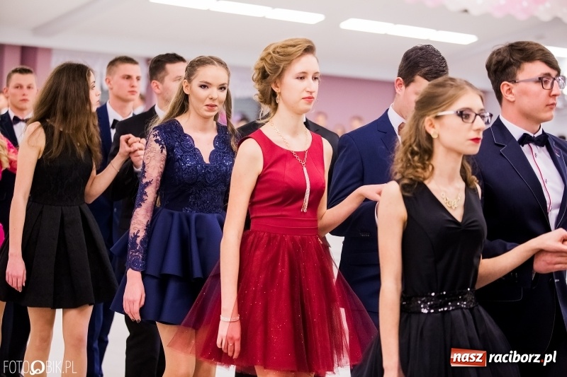 Zdjęcie w galerii na portalu naszraciborz.pl: Bal na 102! Studniówka II LO im. Adama Mickiewicza w Zakrzowie wiadomości z regionu
