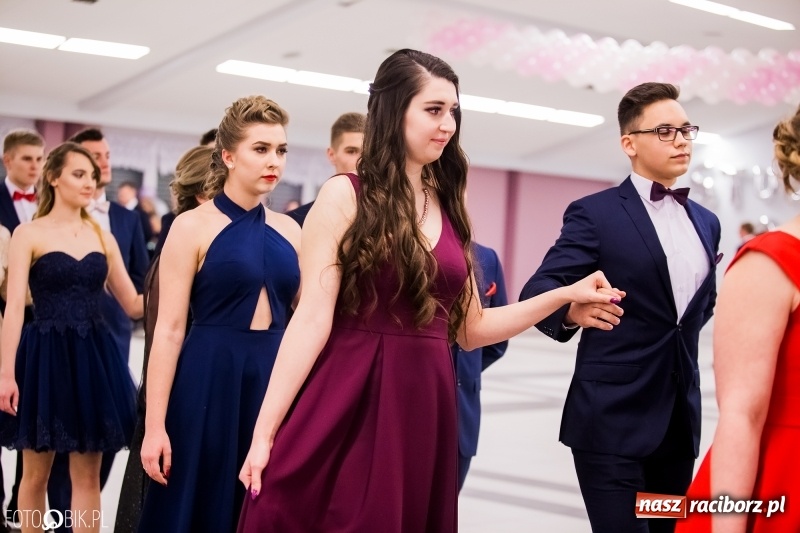 Zdjęcie w galerii na portalu naszraciborz.pl: Bal na 102! Studniówka II LO im. Adama Mickiewicza w Zakrzowie wiadomości z regionu