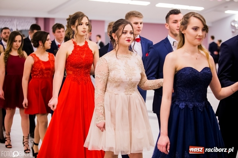 Zdjęcie w galerii na portalu naszraciborz.pl: Bal na 102! Studniówka II LO im. Adama Mickiewicza w Zakrzowie wiadomości z regionu
