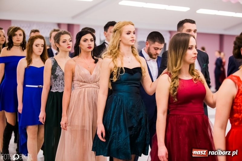 Zdjęcie w galerii na portalu naszraciborz.pl: Bal na 102! Studniówka II LO im. Adama Mickiewicza w Zakrzowie wiadomości z regionu